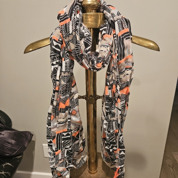 4 Beautiful scarves - Picture 9 of 15